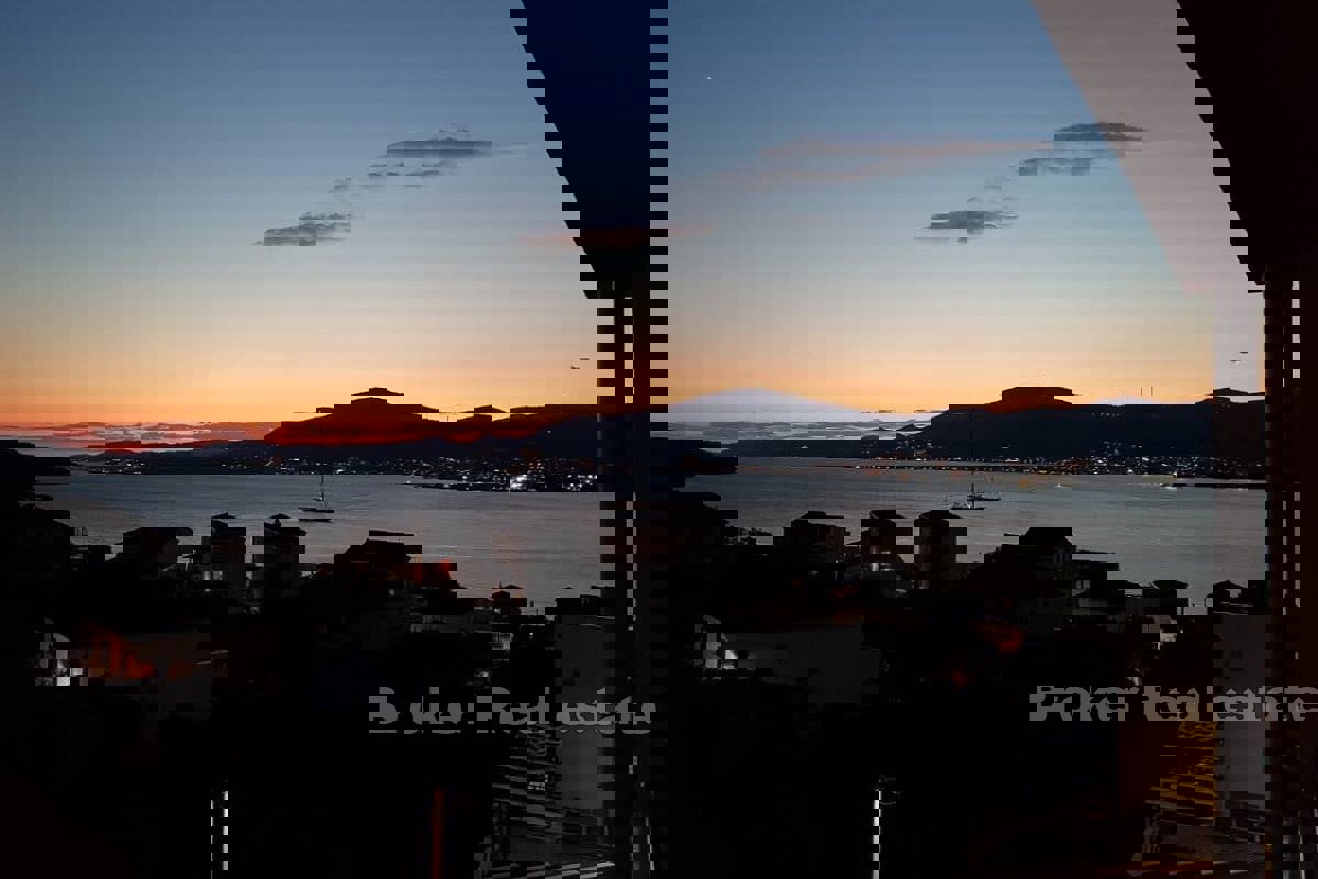 Appartamento con tre camere da letto con balcone e vista mare