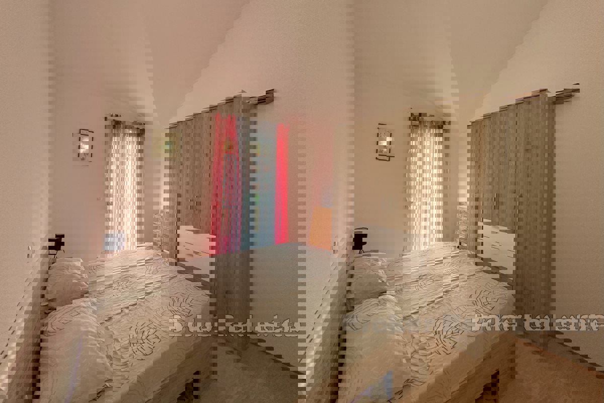 Appartamento con tre camere da letto con balcone e vista mare