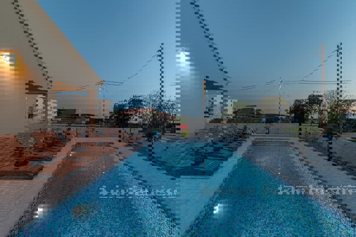 Casa con piscina e vista mare