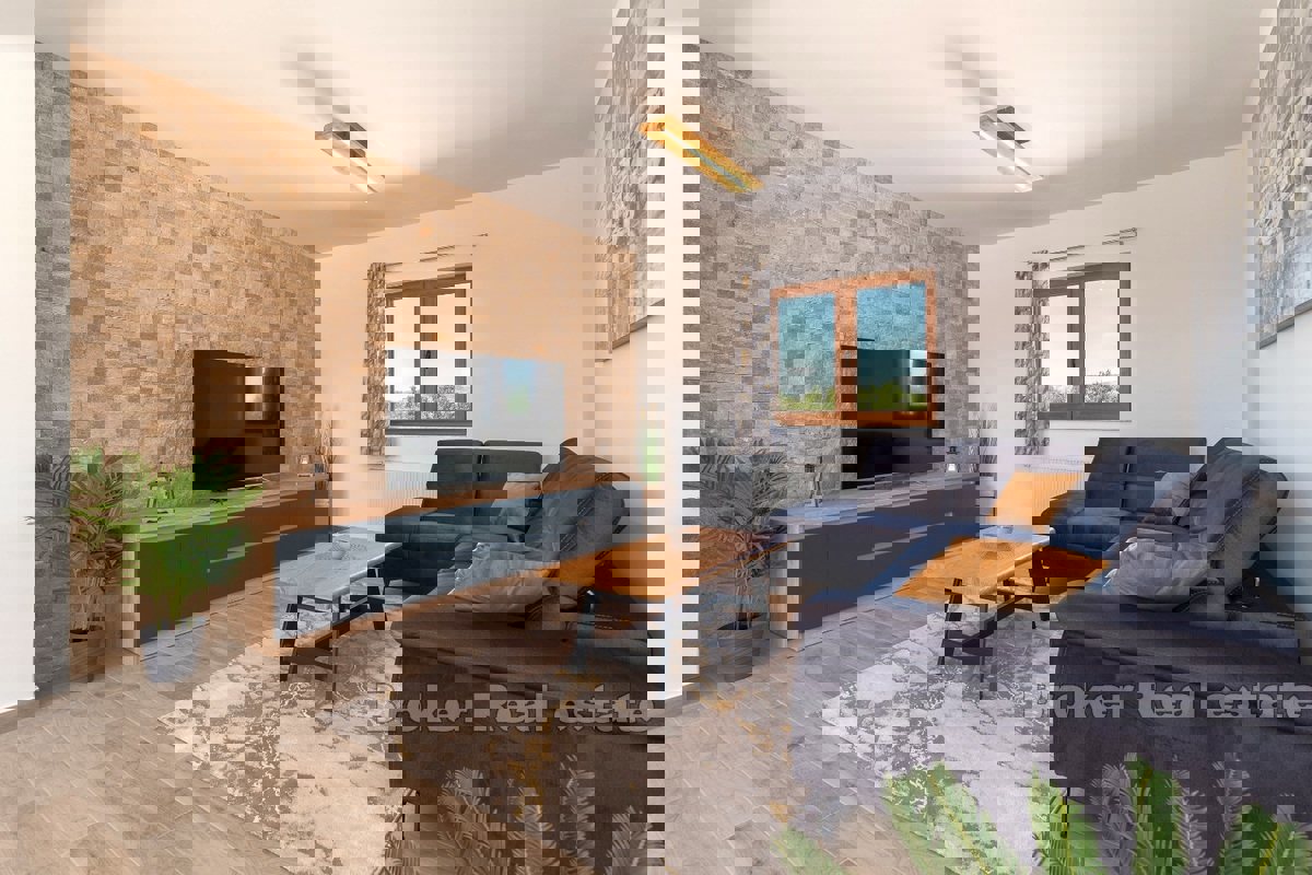 Casa con piscina e vista mare