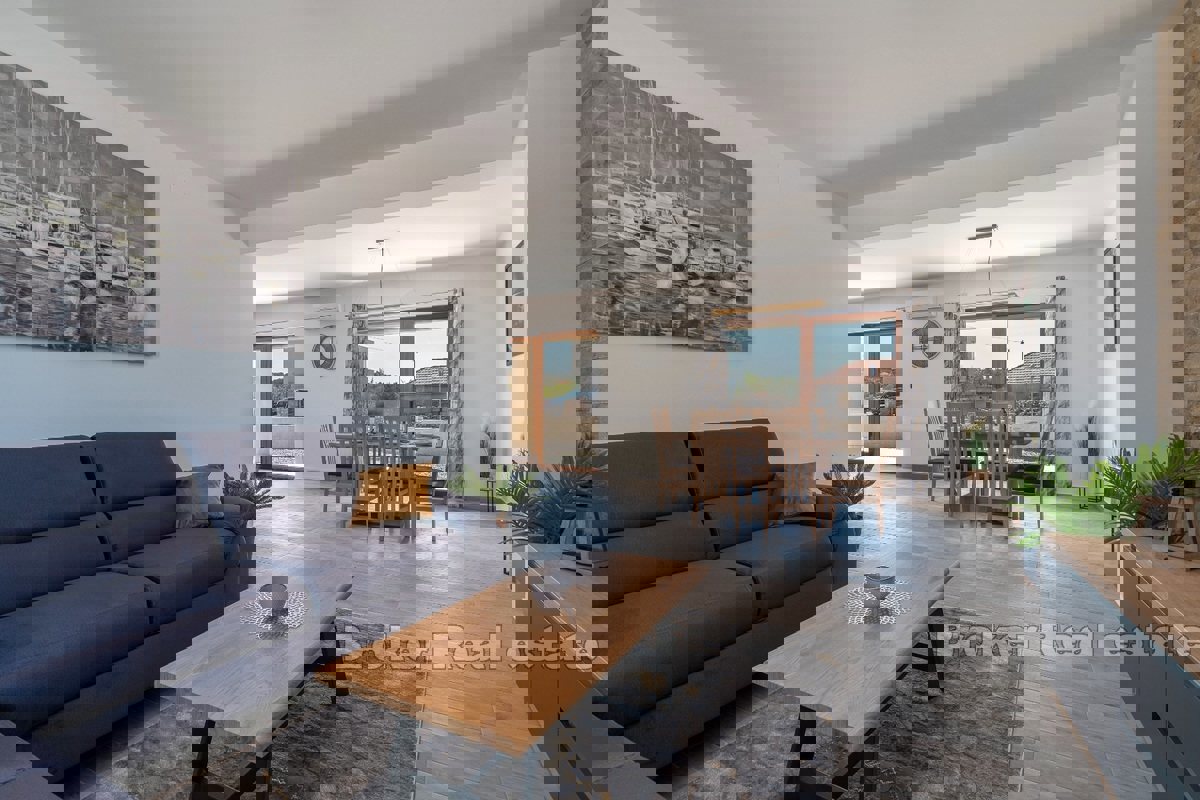 Casa con piscina e vista mare