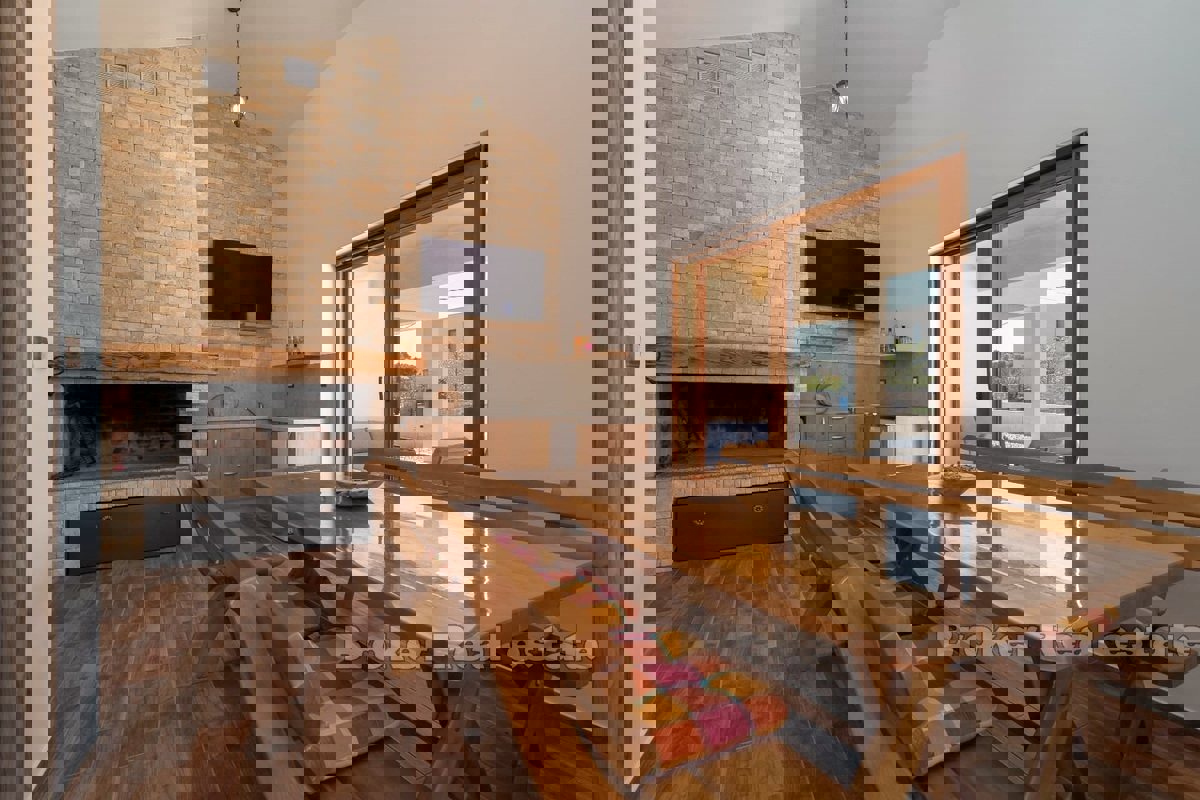 Casa con piscina e vista mare