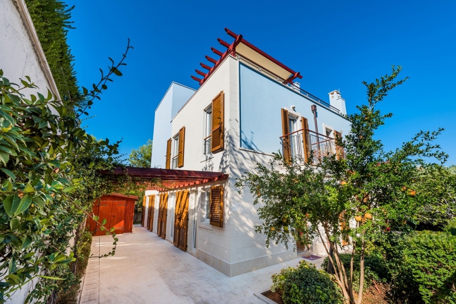 Villa moderna con piscina e vista mare, in vendita