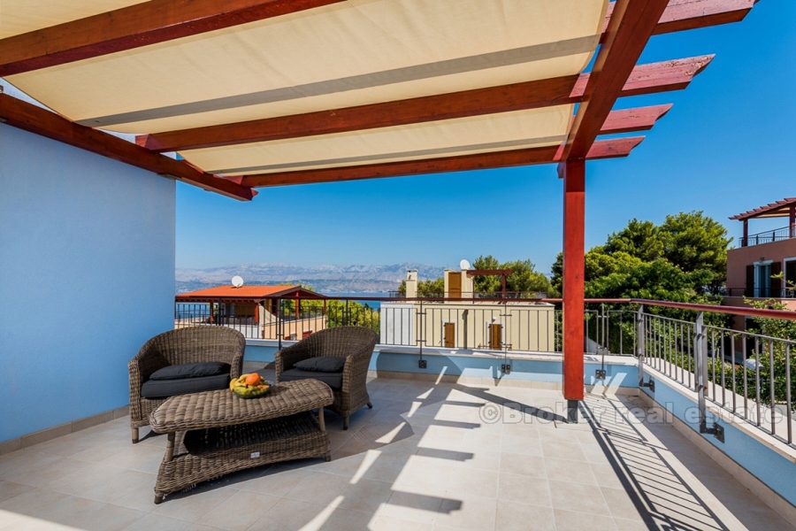 Villa moderna con piscina e vista mare, in vendita