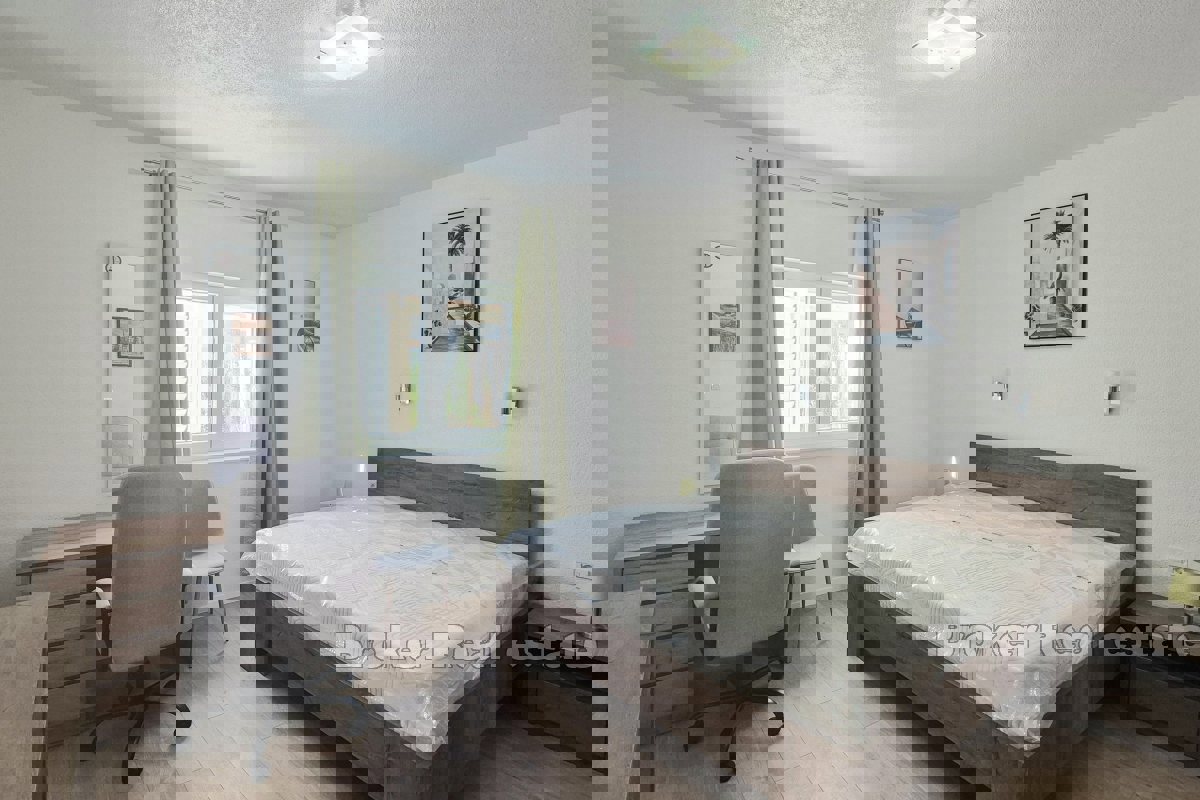 Casa con piscina e cortile paesaggistico