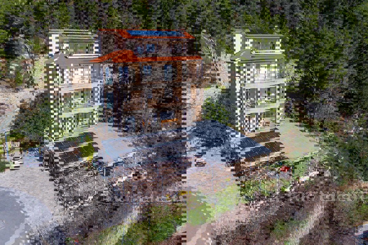 Casa indipendente con 20 camere e un ristorante