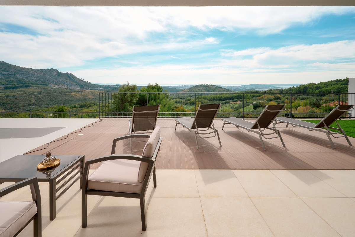 Villa moderna con vista panoramica sul mare e sulla città