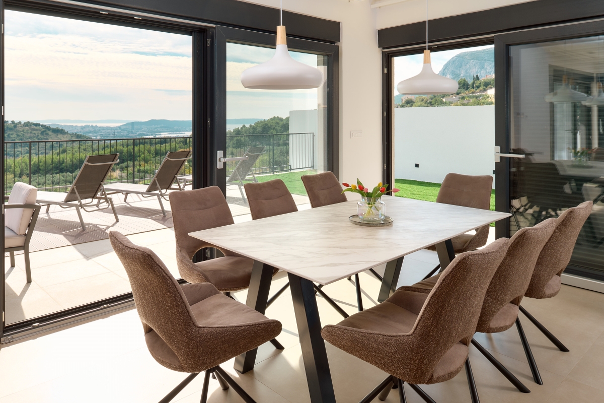 Villa moderna con vista panoramica sul mare e sulla città