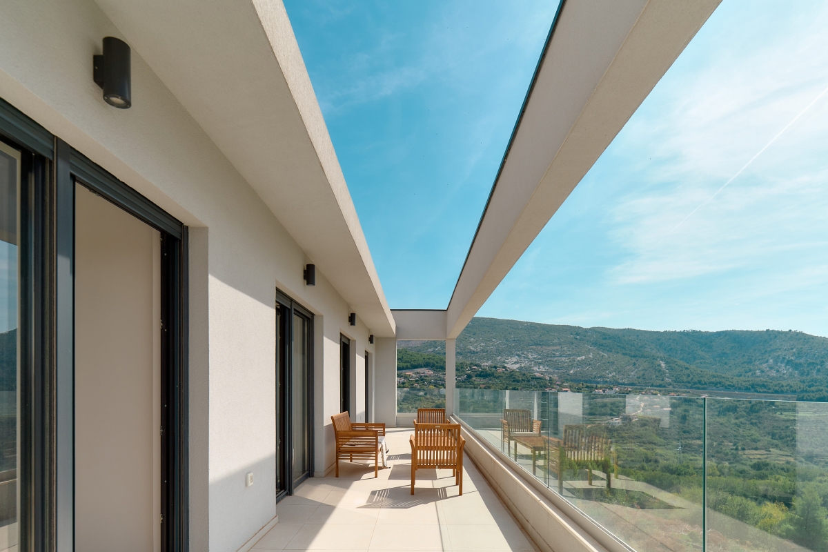 Villa moderna con vista panoramica sul mare e sulla città