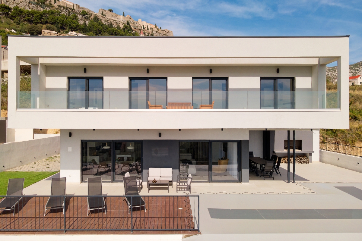Villa moderna con vista panoramica sul mare e sulla città