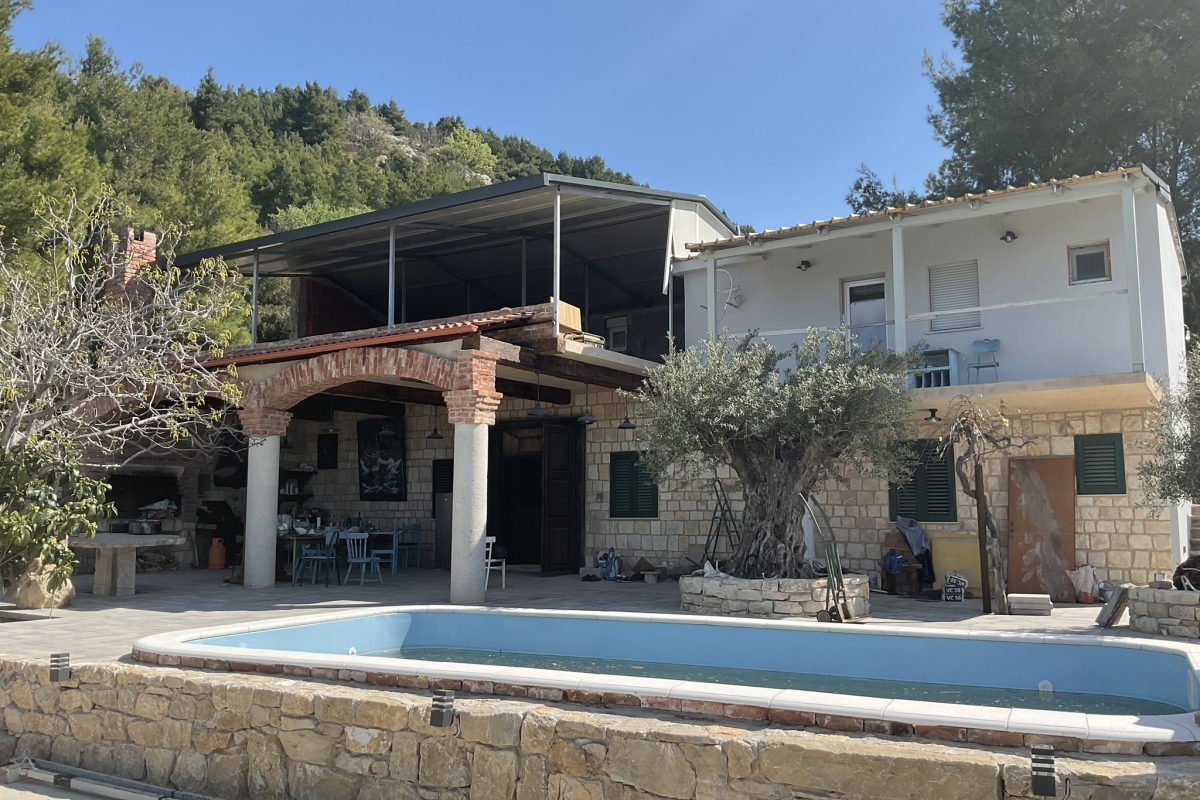 Casa in pietra con vista mare aperto