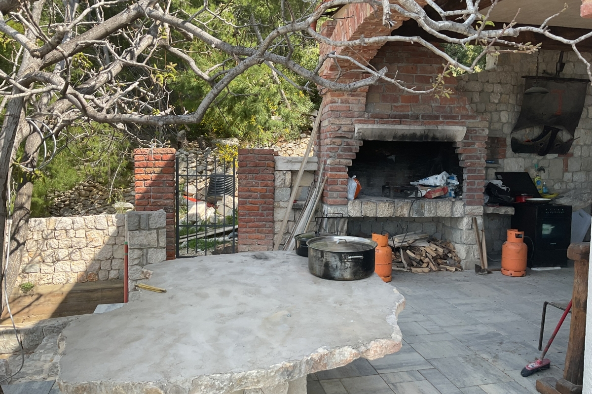 Casa in pietra con vista mare aperto