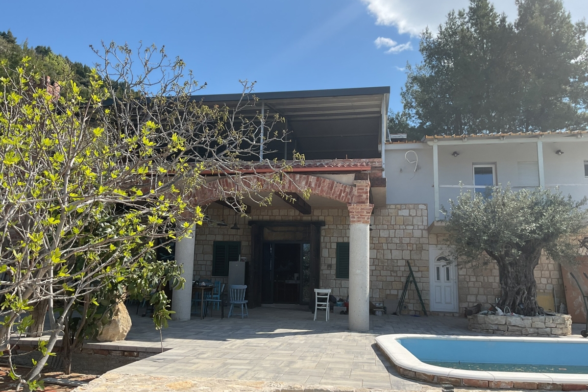 Casa in pietra con vista mare aperto