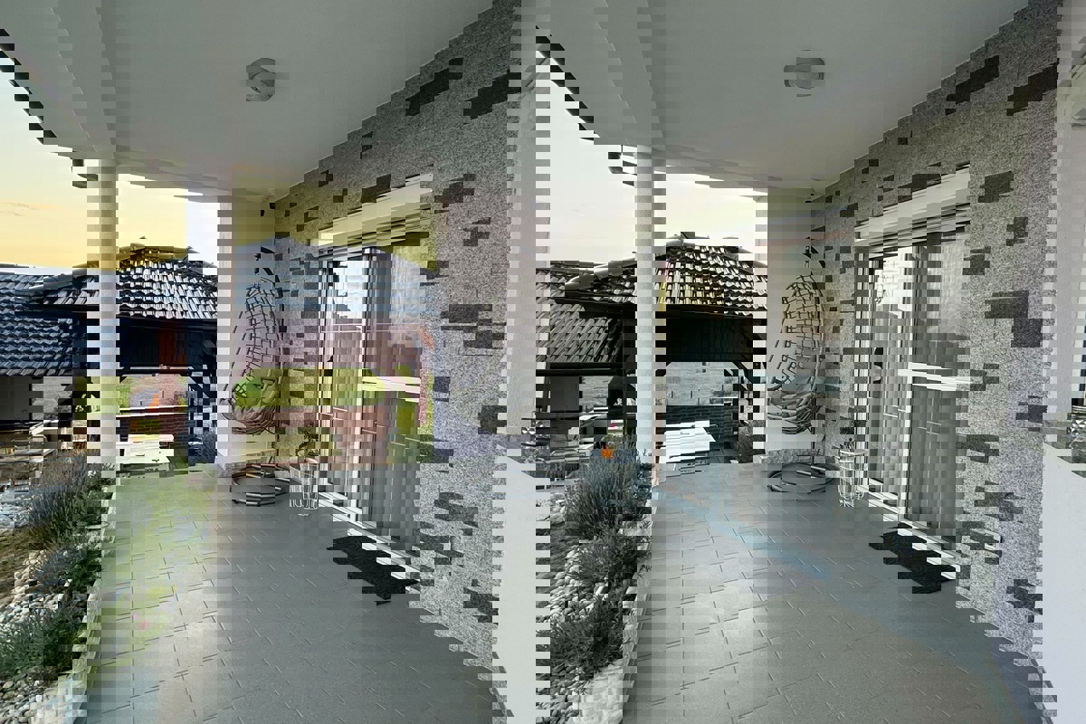 Casa moderna con piscina