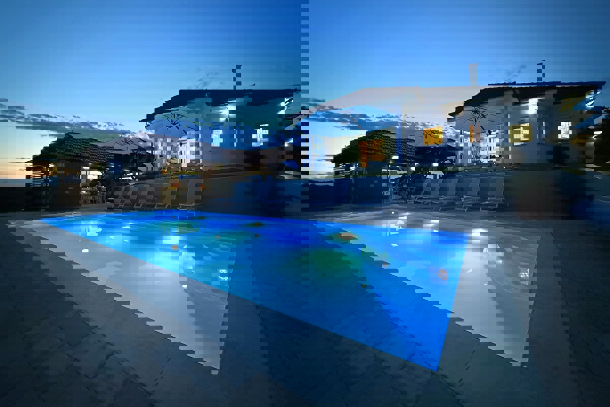 Casa moderna con piscina