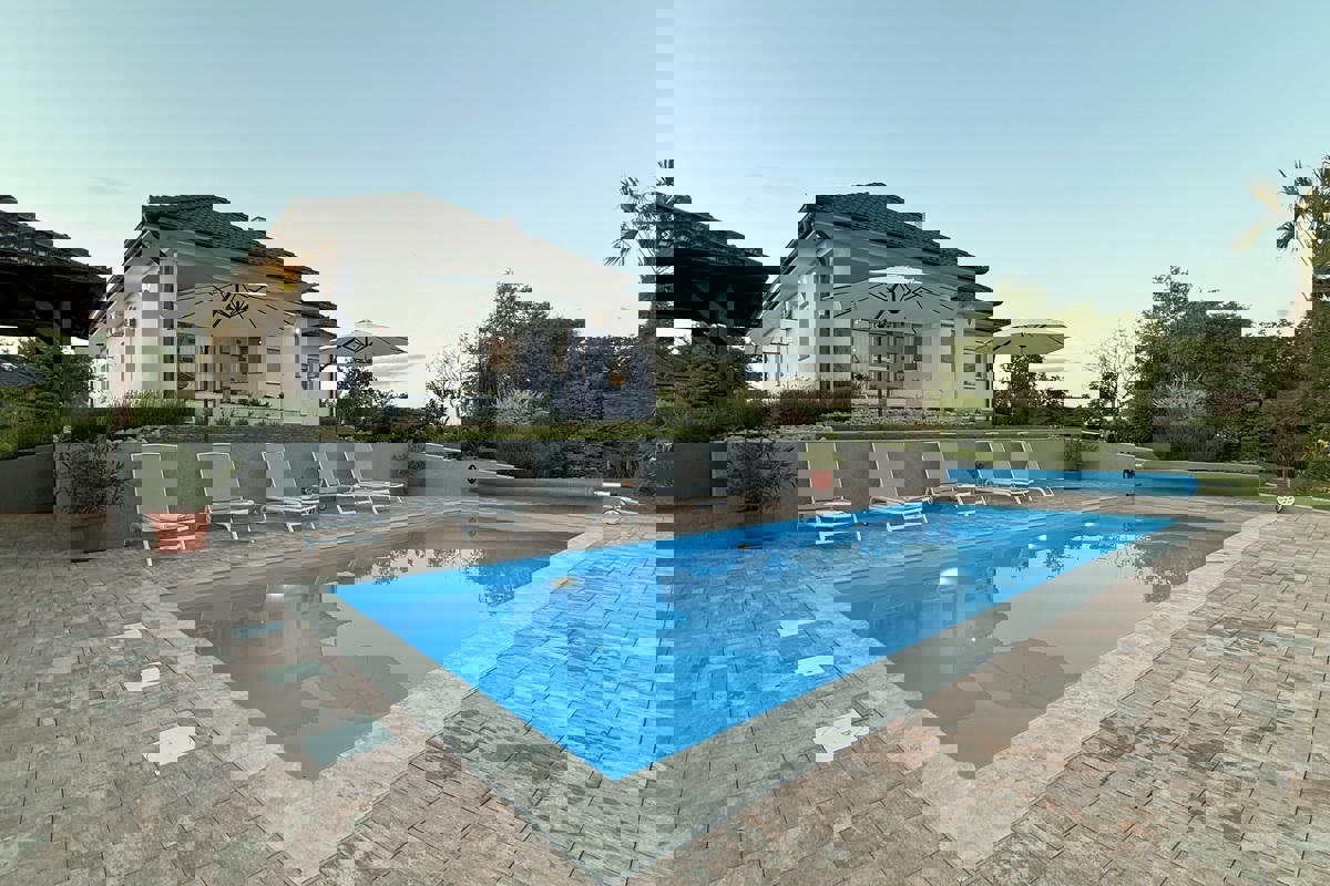 Casa moderna con piscina