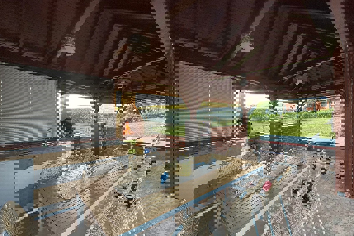 Casa moderna con piscina