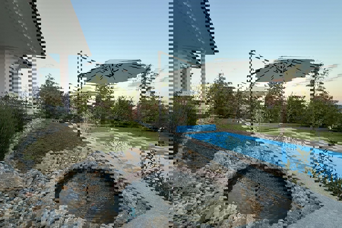 Casa moderna con piscina