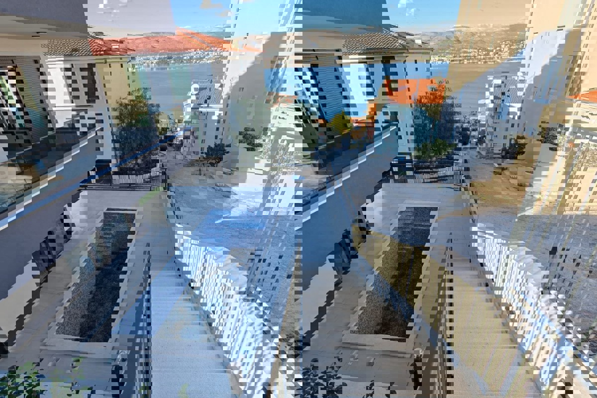 Ampio appartamento con piscina e giardino