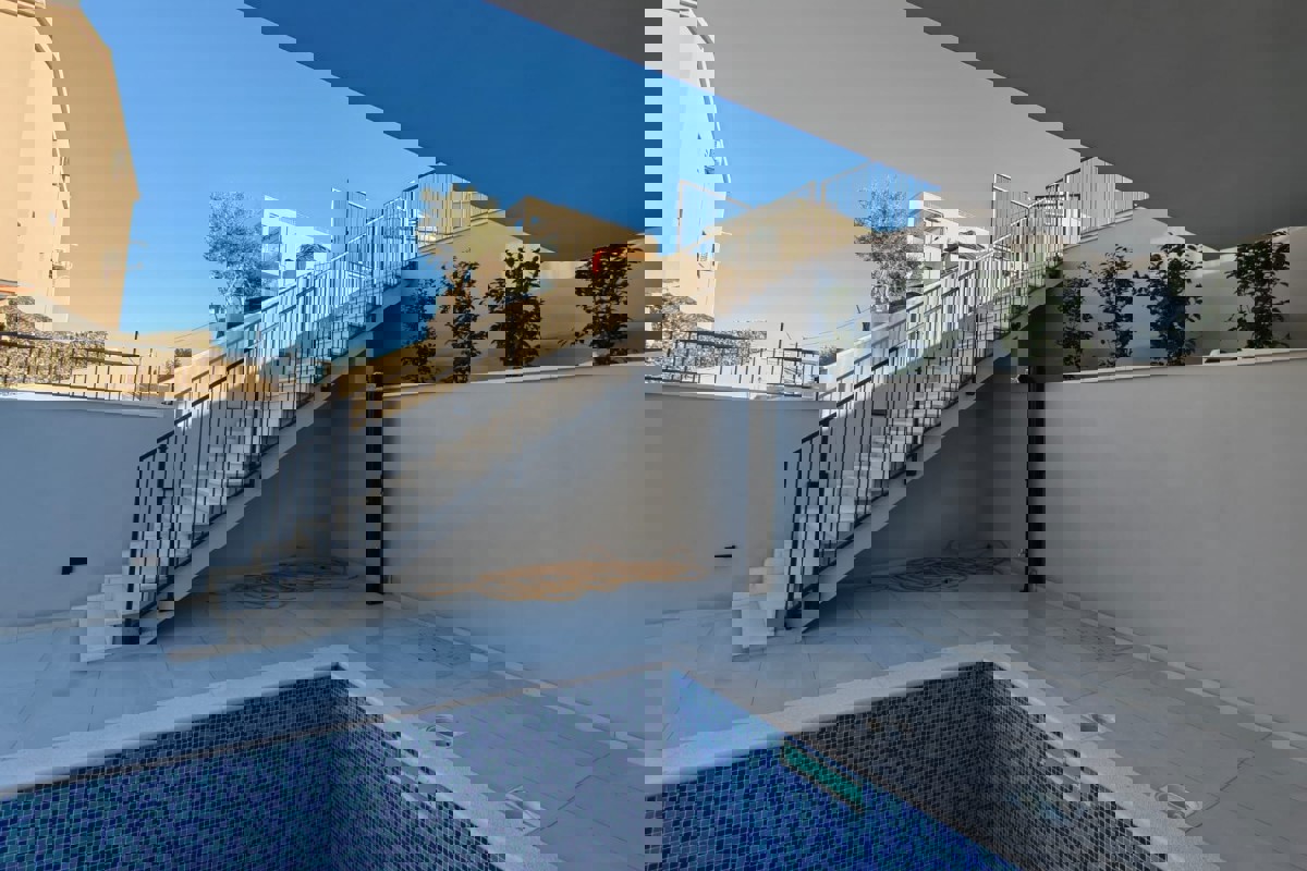 Ampio appartamento con piscina e giardino