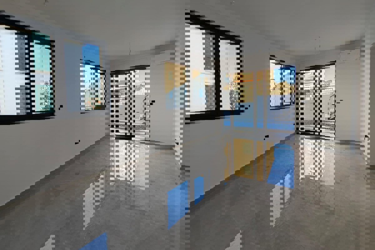 Ampio appartamento con piscina e giardino