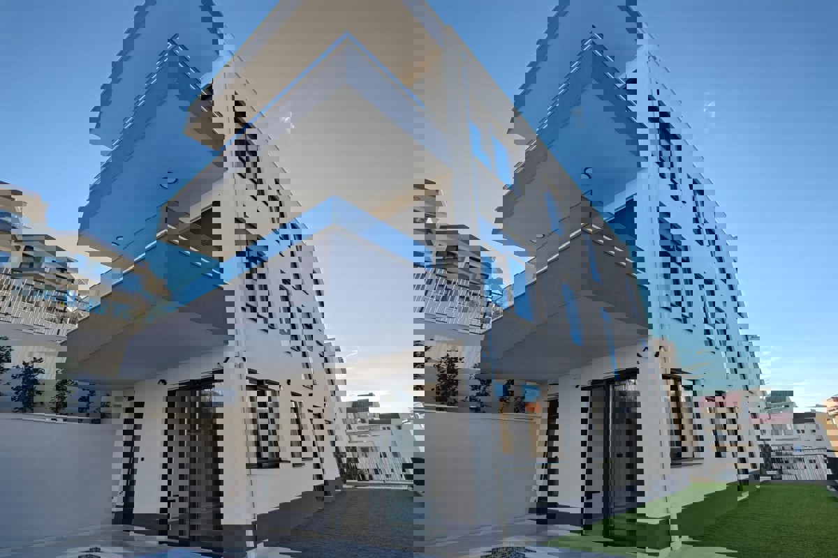 Ampio appartamento con piscina e giardino