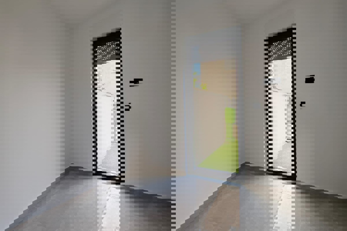 Ampio appartamento con piscina e giardino