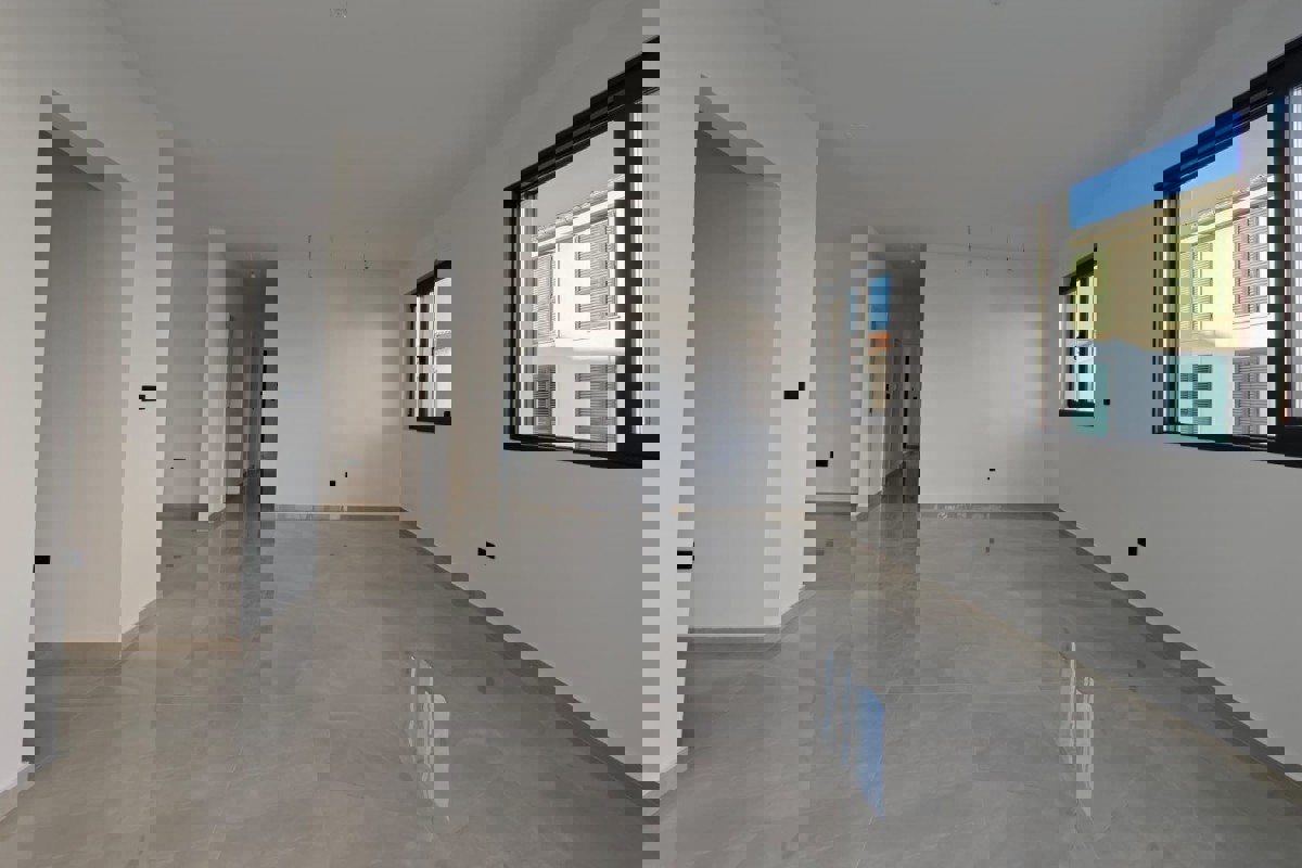 Ampio appartamento con piscina e giardino