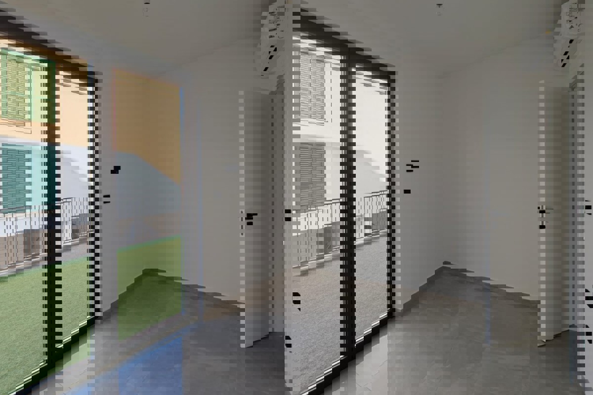 Ampio appartamento con piscina e giardino