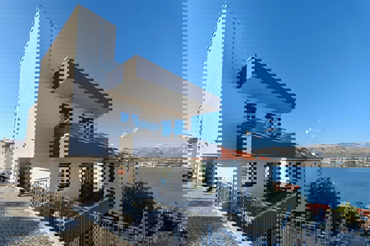 Ampio appartamento con piscina e giardino