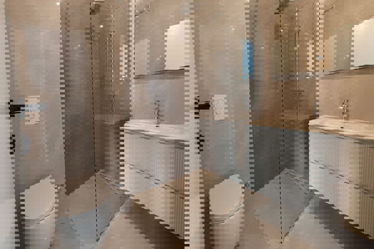 Ampio appartamento con piscina e giardino