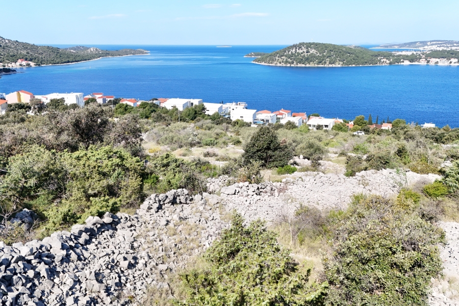 Ampio terreno edificabile con vista mare aperta