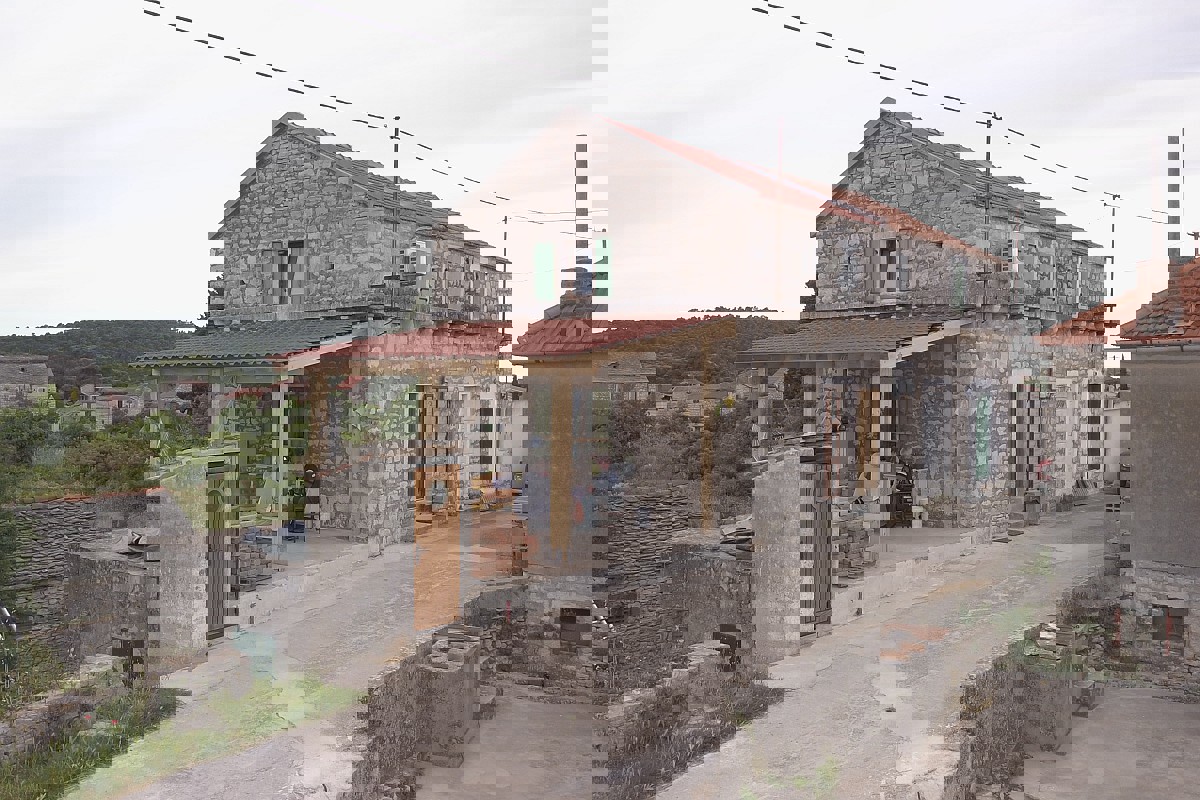 Casa bifamiliare in pietra