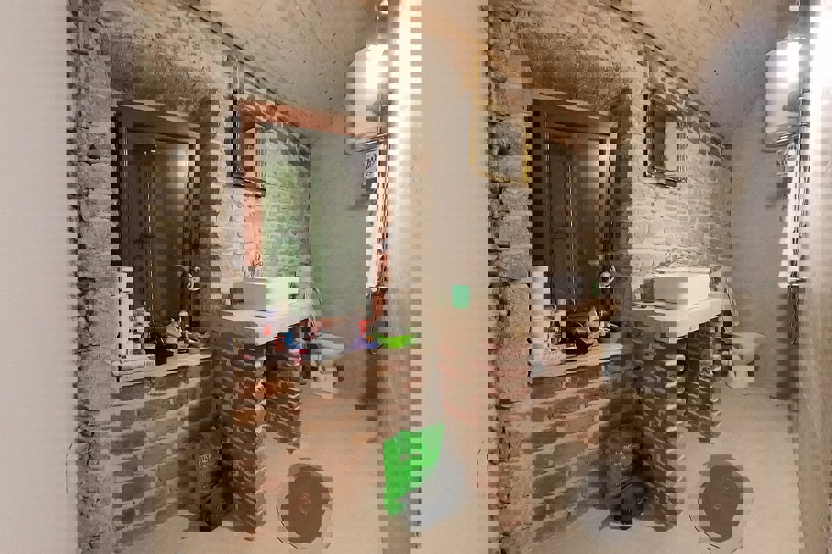 Casa bifamiliare in pietra