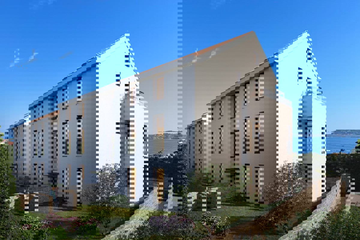 Appartamento duplex con piscina e parcheggio