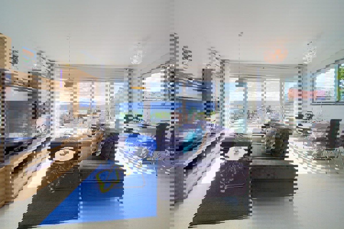 Bilocale con vista mare