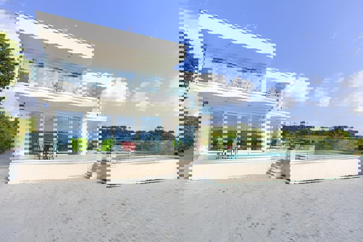 Bilocale con vista mare