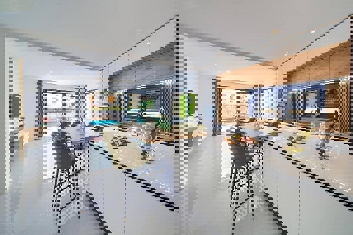 Moderno appartamento duplex con piscina