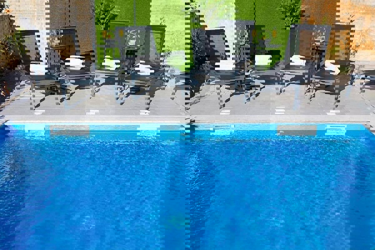 Moderno appartamento duplex con piscina