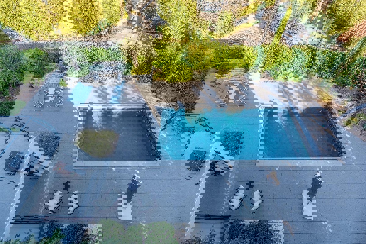Casa con piscina e vista mare