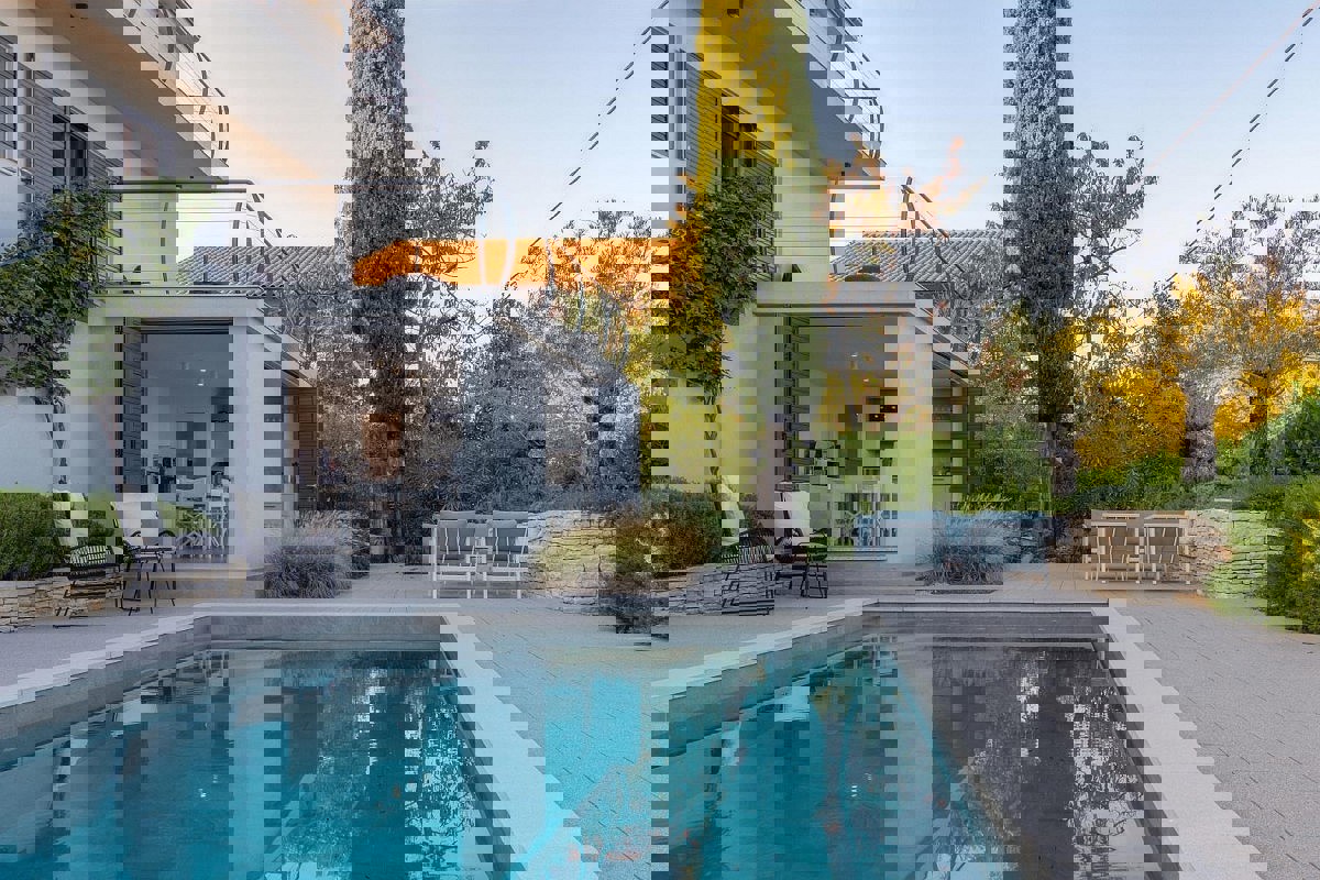 Casa con piscina e vista mare