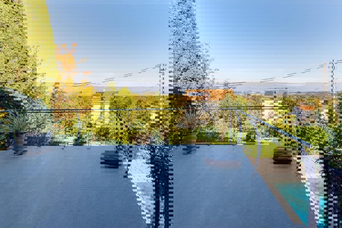 Casa con piscina e vista mare
