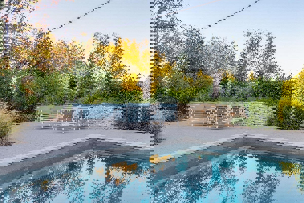 Casa con piscina e vista mare