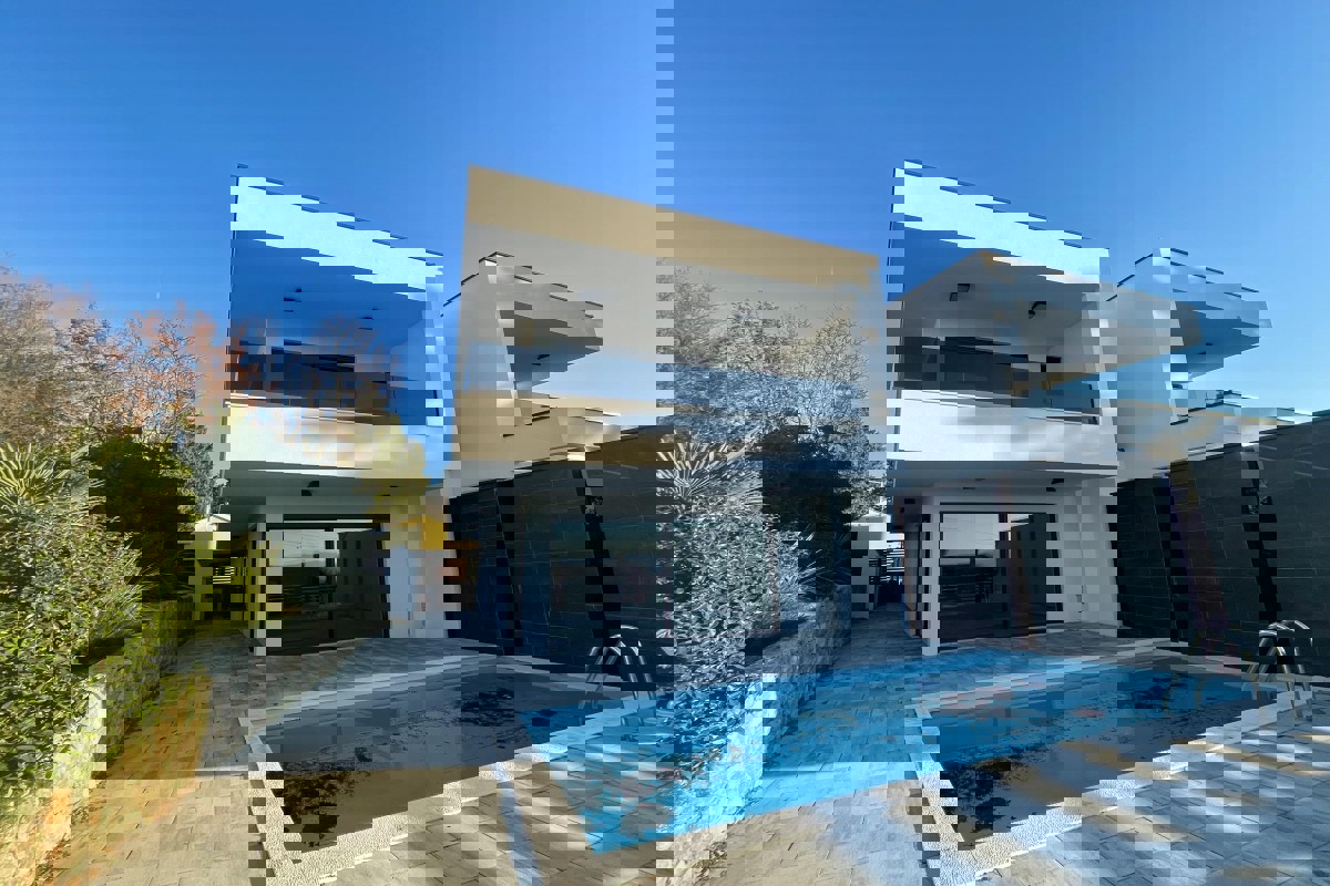 Casa bifamiliare con piscina vicino alla spiaggia