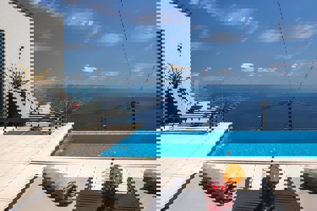 Villa con piscina e vista sul Golfo del Quarnero