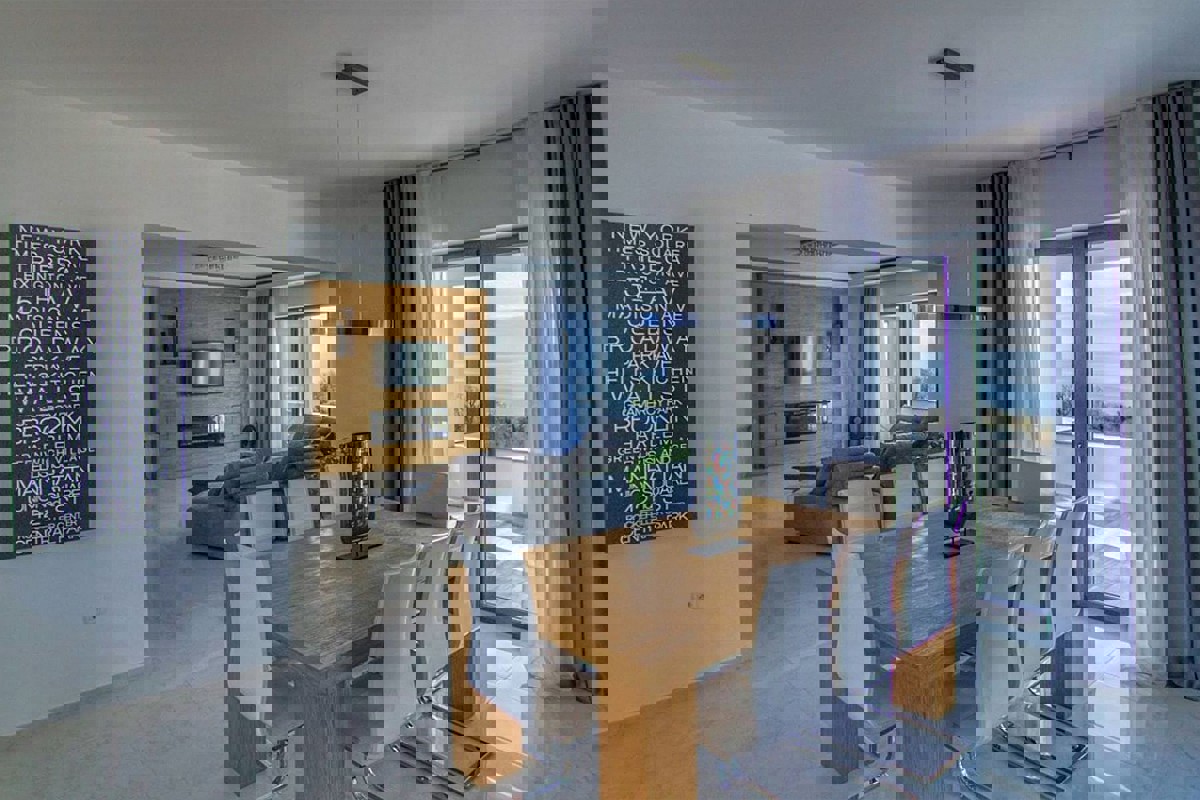 Casa con due appartamenti, piscina e vista mare