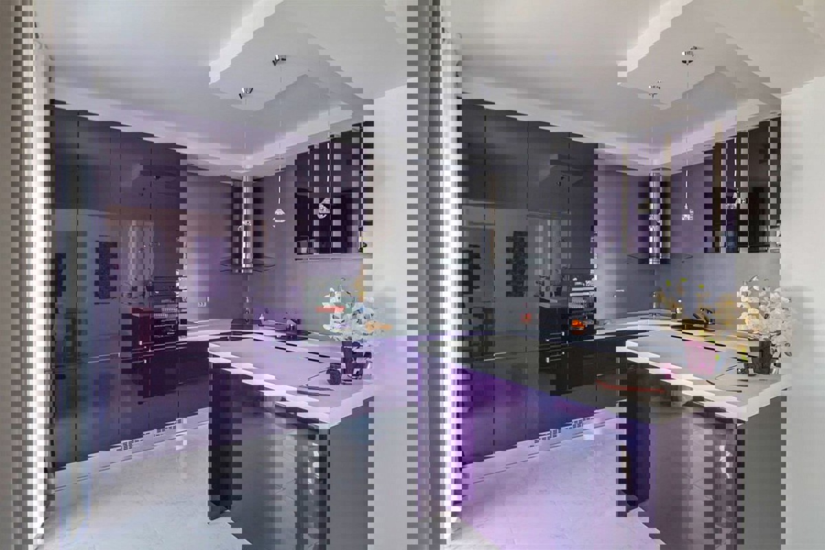 Casa con due appartamenti, piscina e vista mare