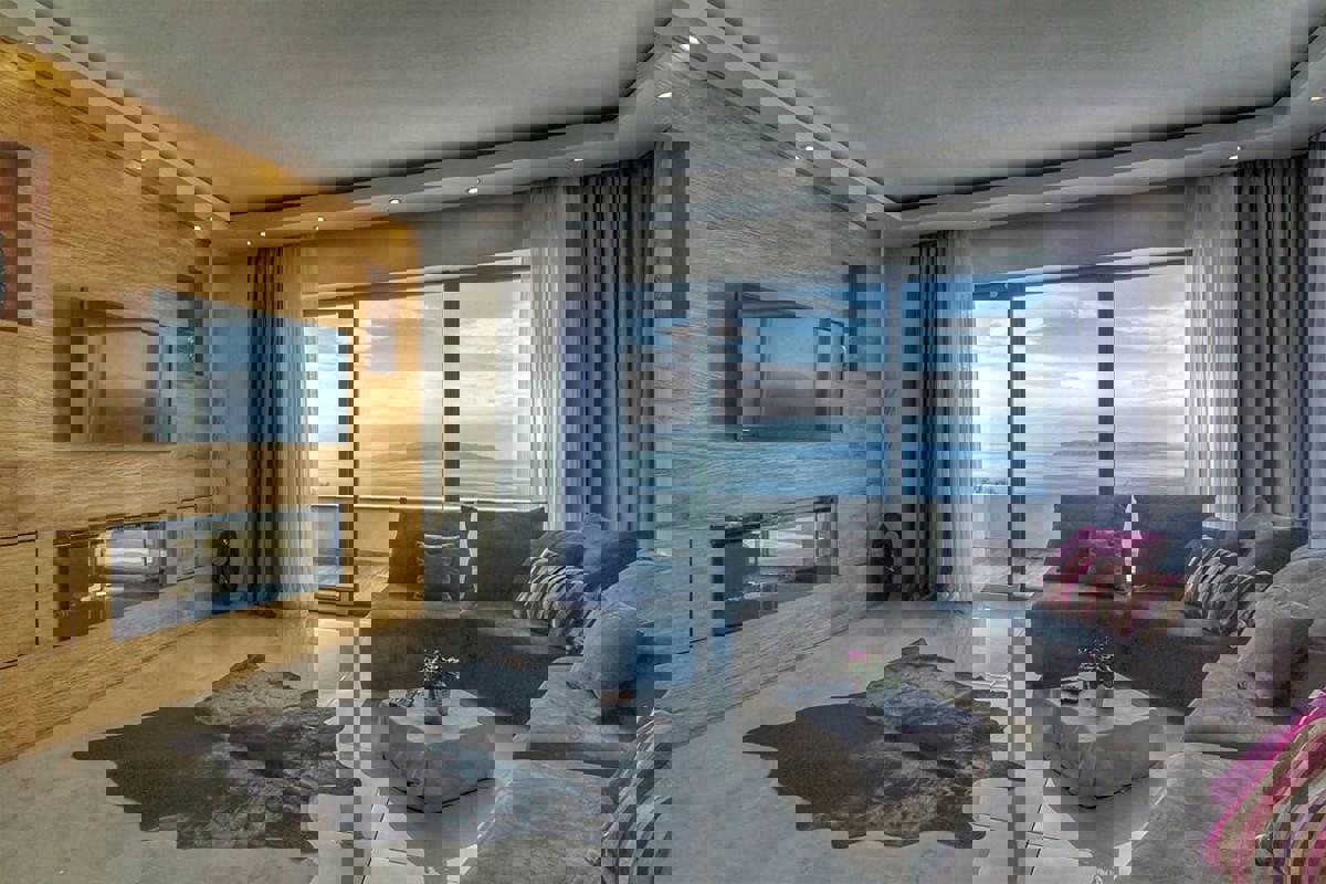 Casa con due appartamenti, piscina e vista mare