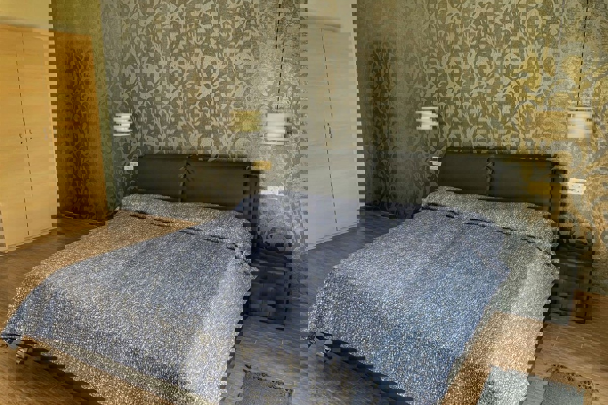 Casa con due appartamenti, piscina e vista mare