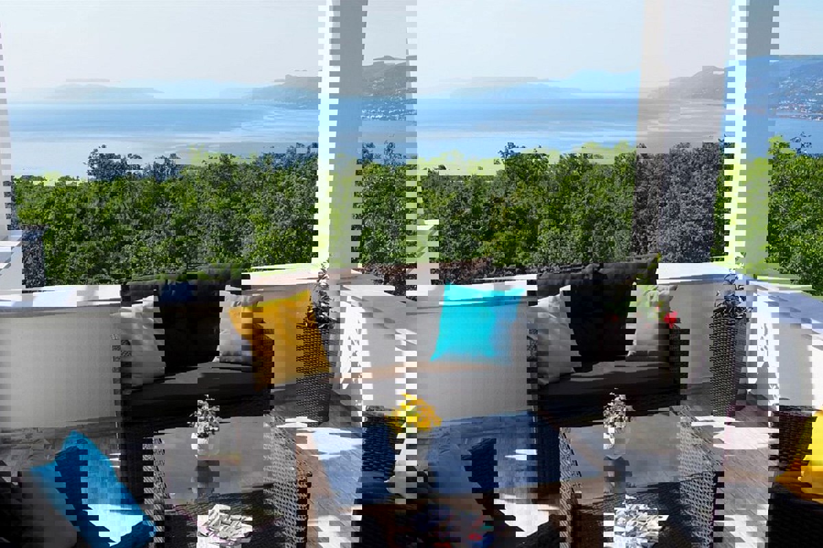 Casa con due appartamenti, piscina e vista mare